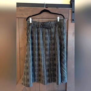 Athleta Women's Arrival Skirt | Amara Stripe Black sz 18 with zip pockets